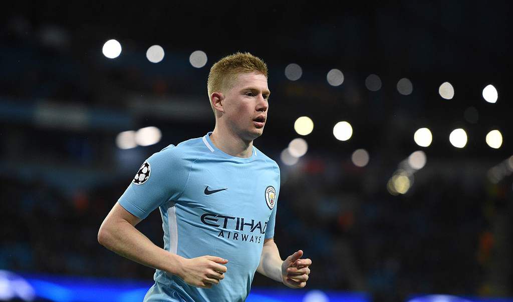 孙颖莎的身体柔韧性太好了，膝盖不弯，就这样直下去系鞋带，没几个人能做到吧