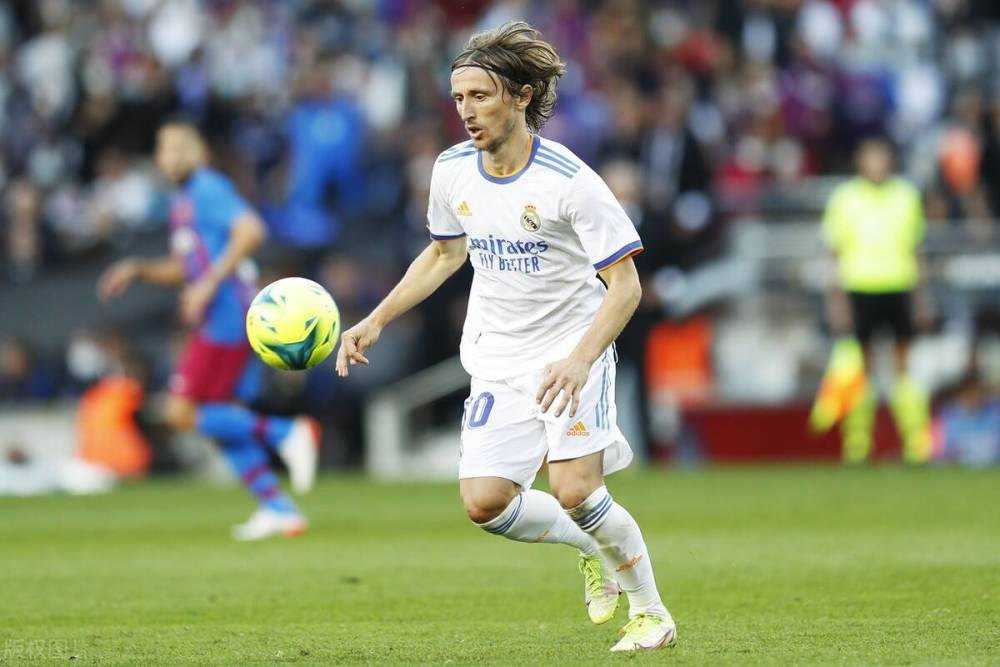 山东泰山选择韩鹏执教，凭借其责任感和团队精神，重燃球队斗志，提升士气，取得进步。